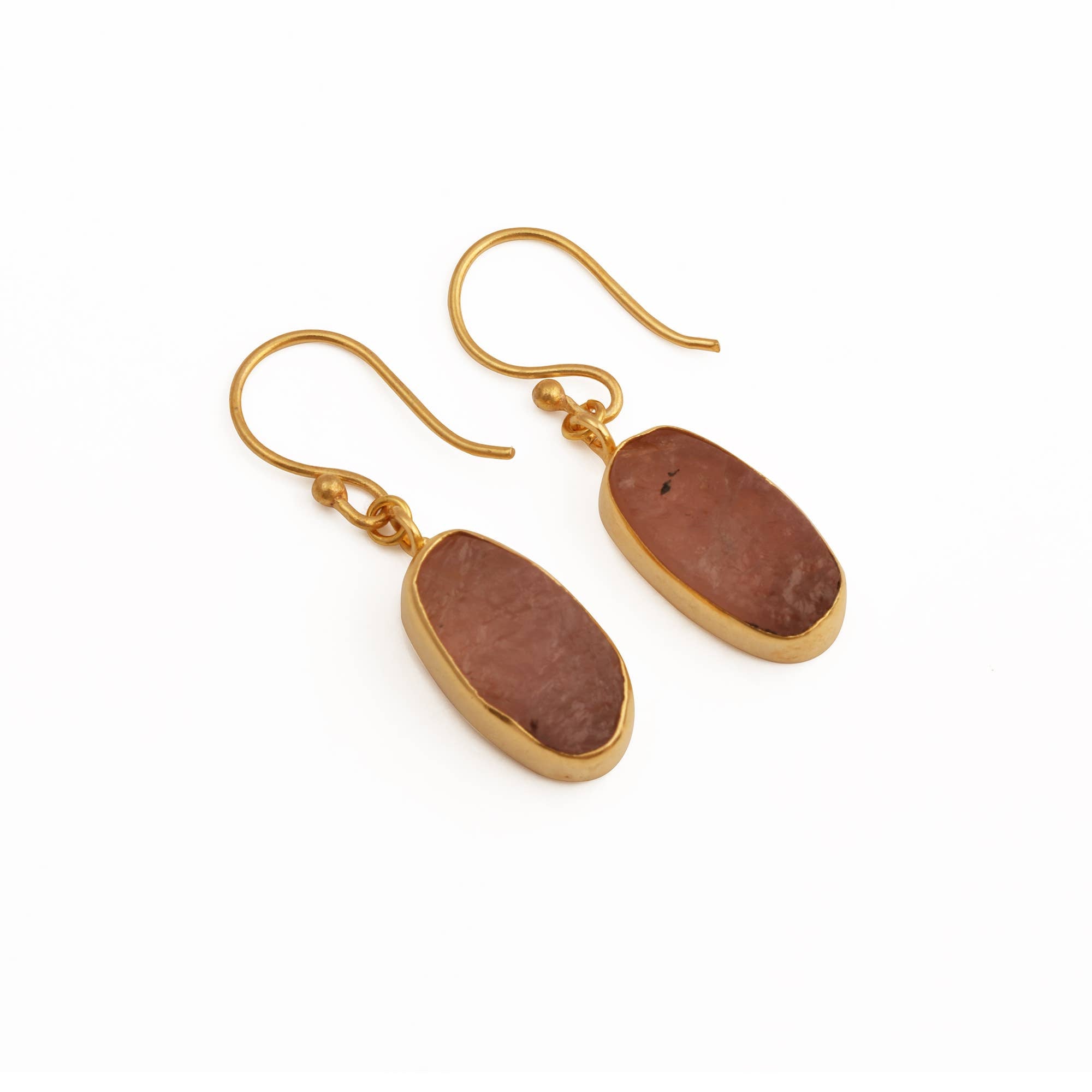 Boucles d'oreilles pendantes en quartz rose brut en laiton plaqué or