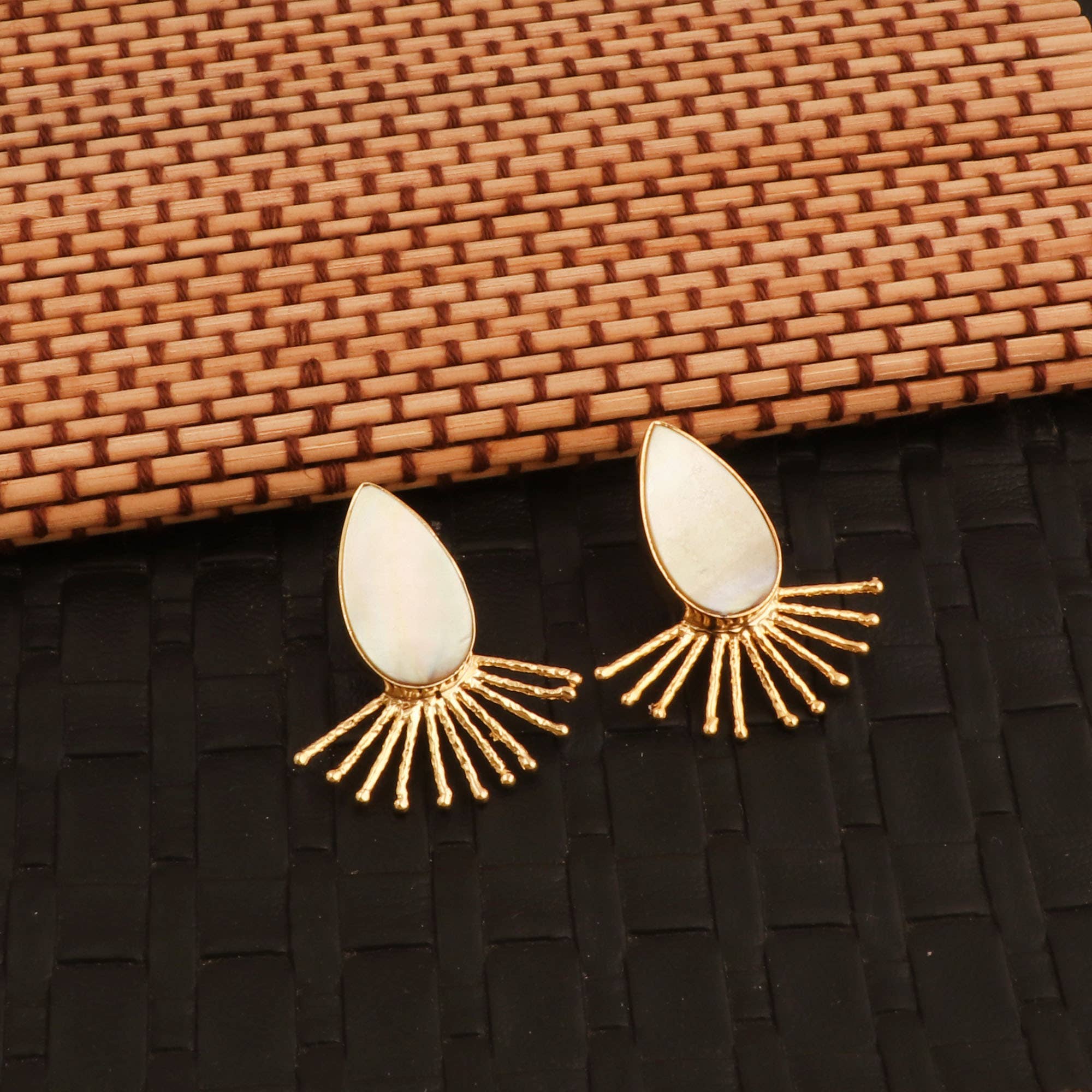 Boucles d'oreilles clous en nacre faite main avec motif soleil, plaquées or.