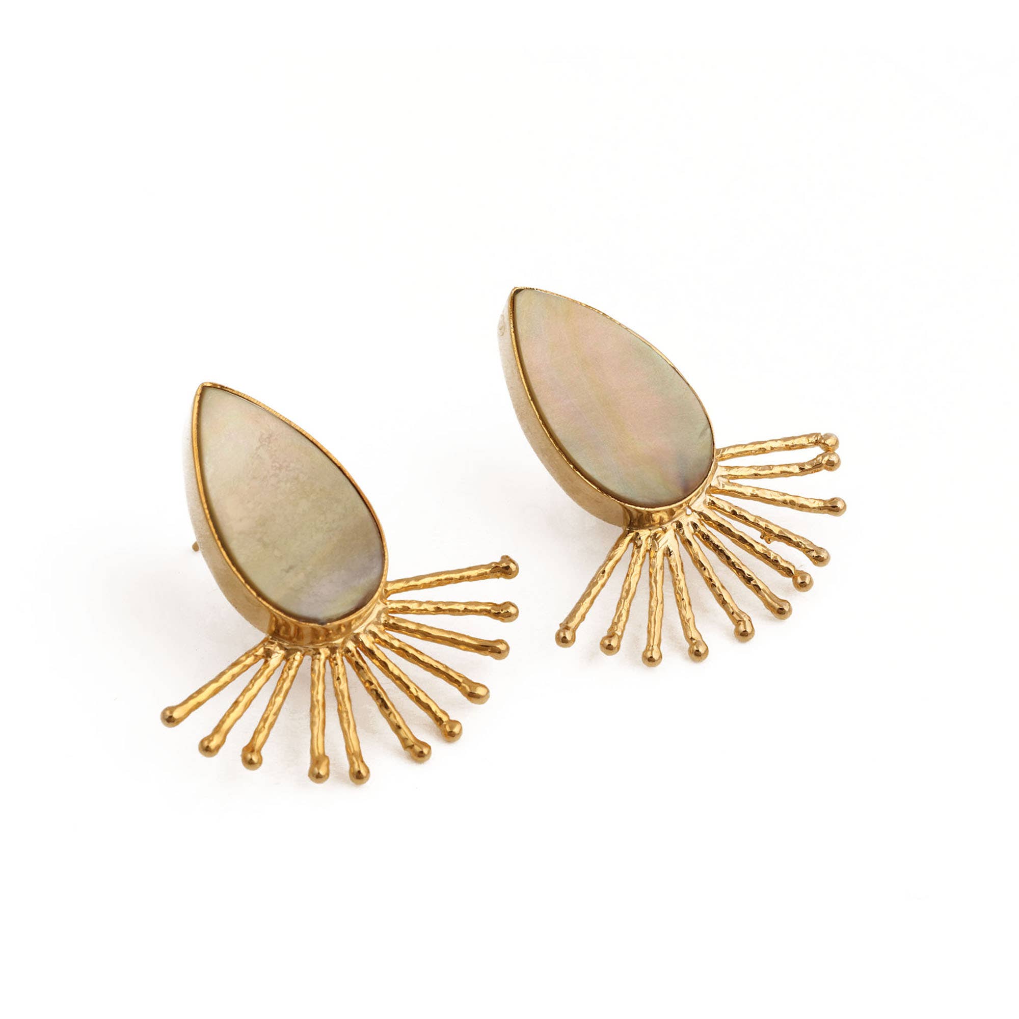 Boucles d'oreilles clous en nacre faite main avec motif soleil, plaquées or.