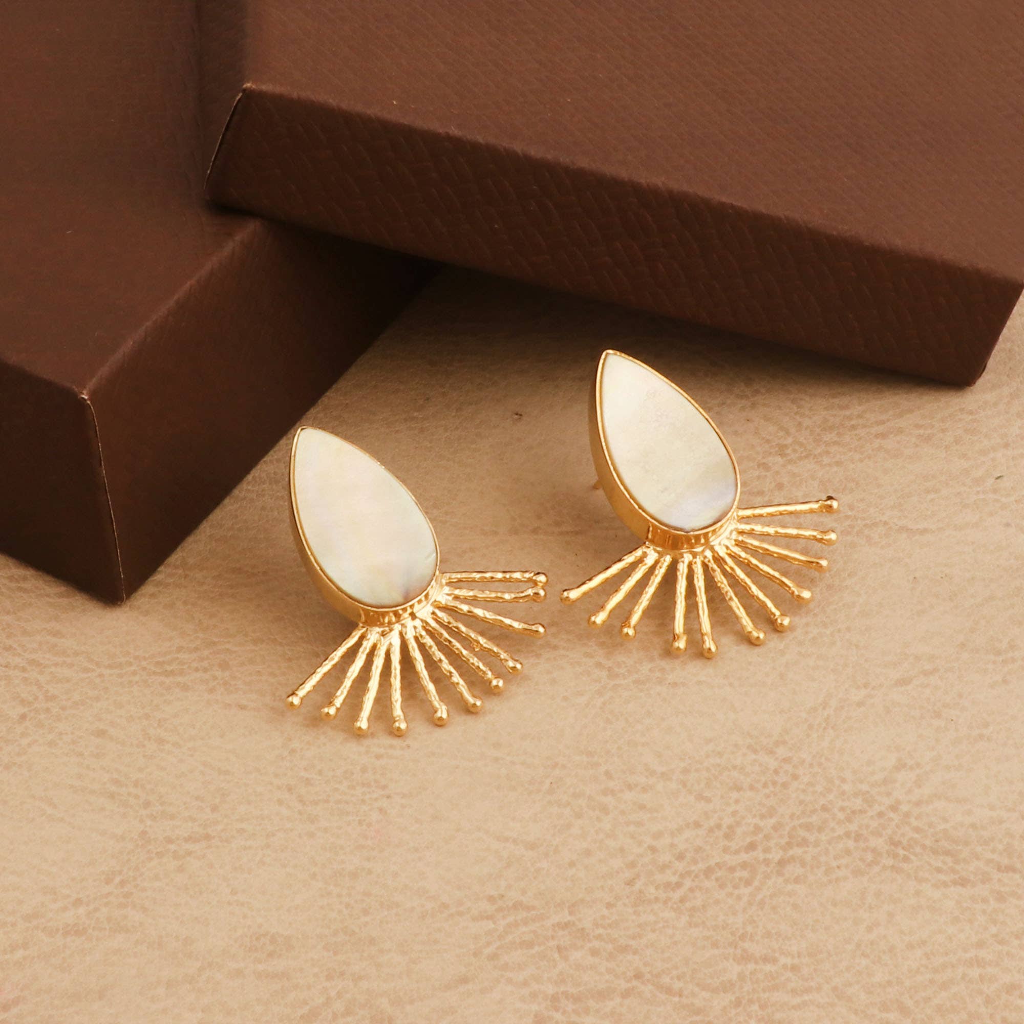 Boucles d'oreilles clous en nacre faite main avec motif soleil, plaquées or.