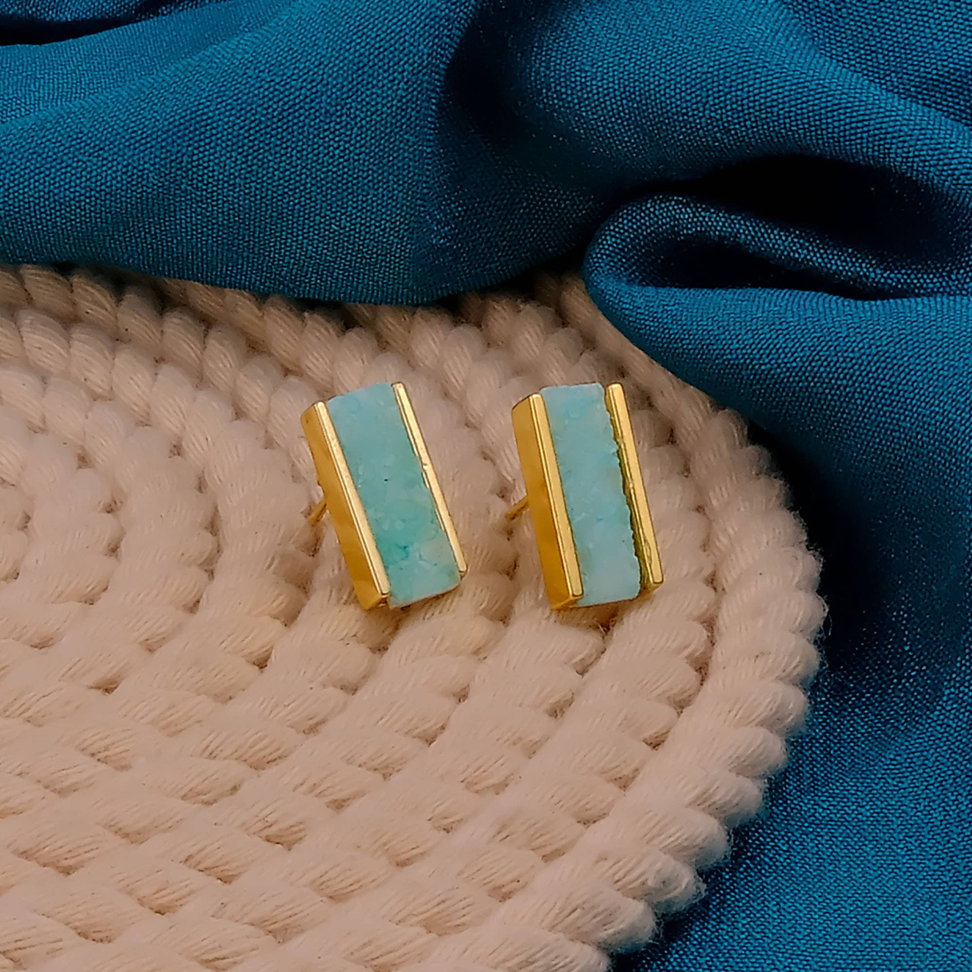 Clou serti en barre anti-ternissement avec pierre précieuse druzy vert clair