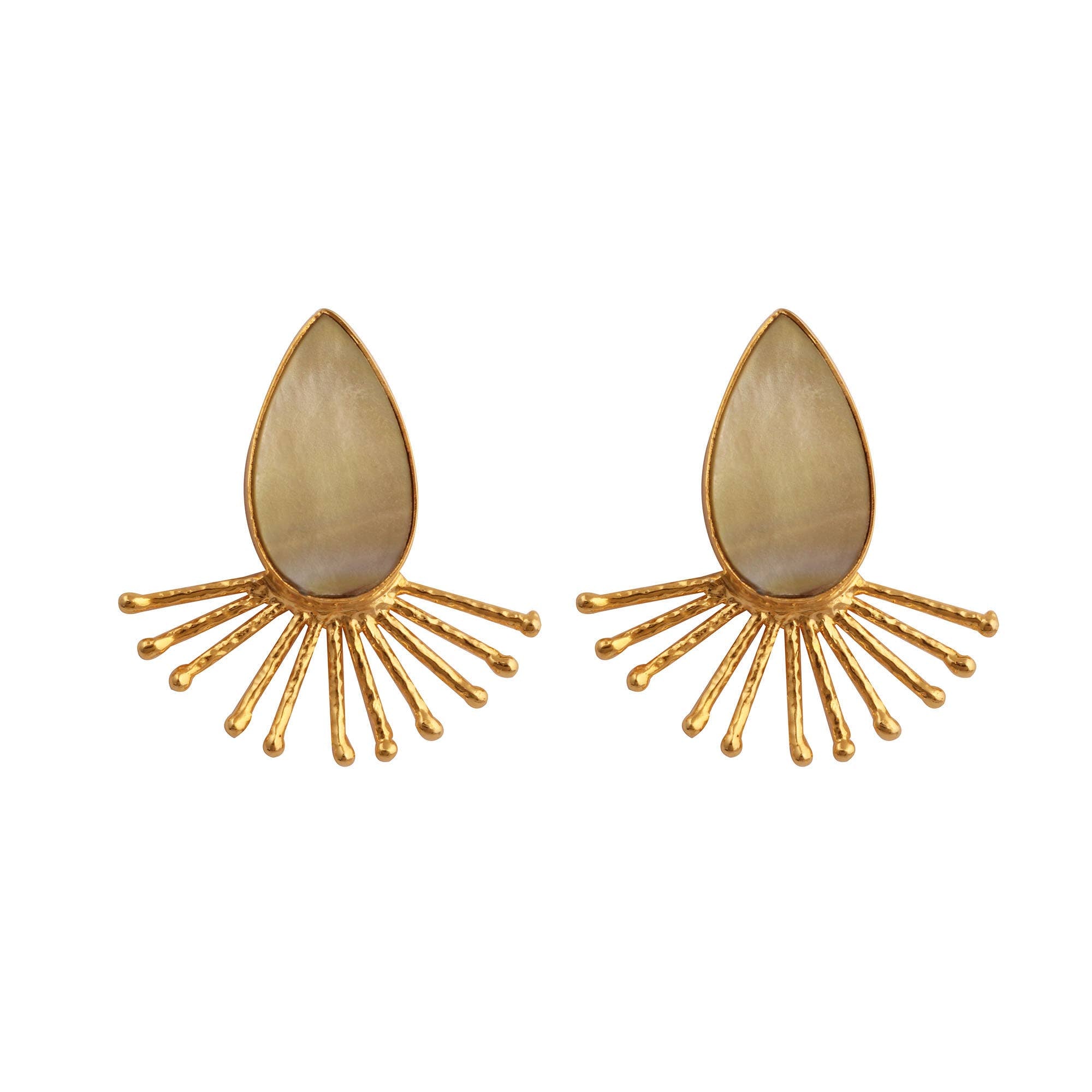 Boucles d'oreilles clous en nacre faite main avec motif soleil, plaquées or.