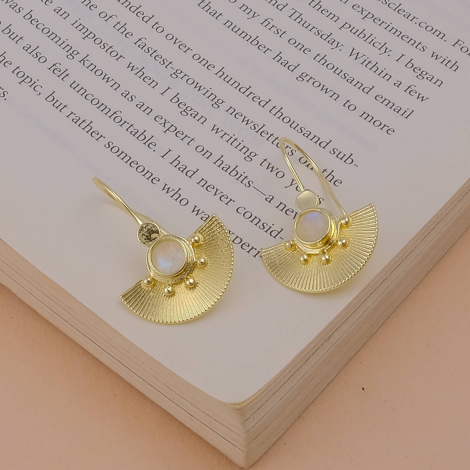 Boucles d'oreilles crochet pierre de naissance anti-ternissement en pierre de lune arc-en-ciel