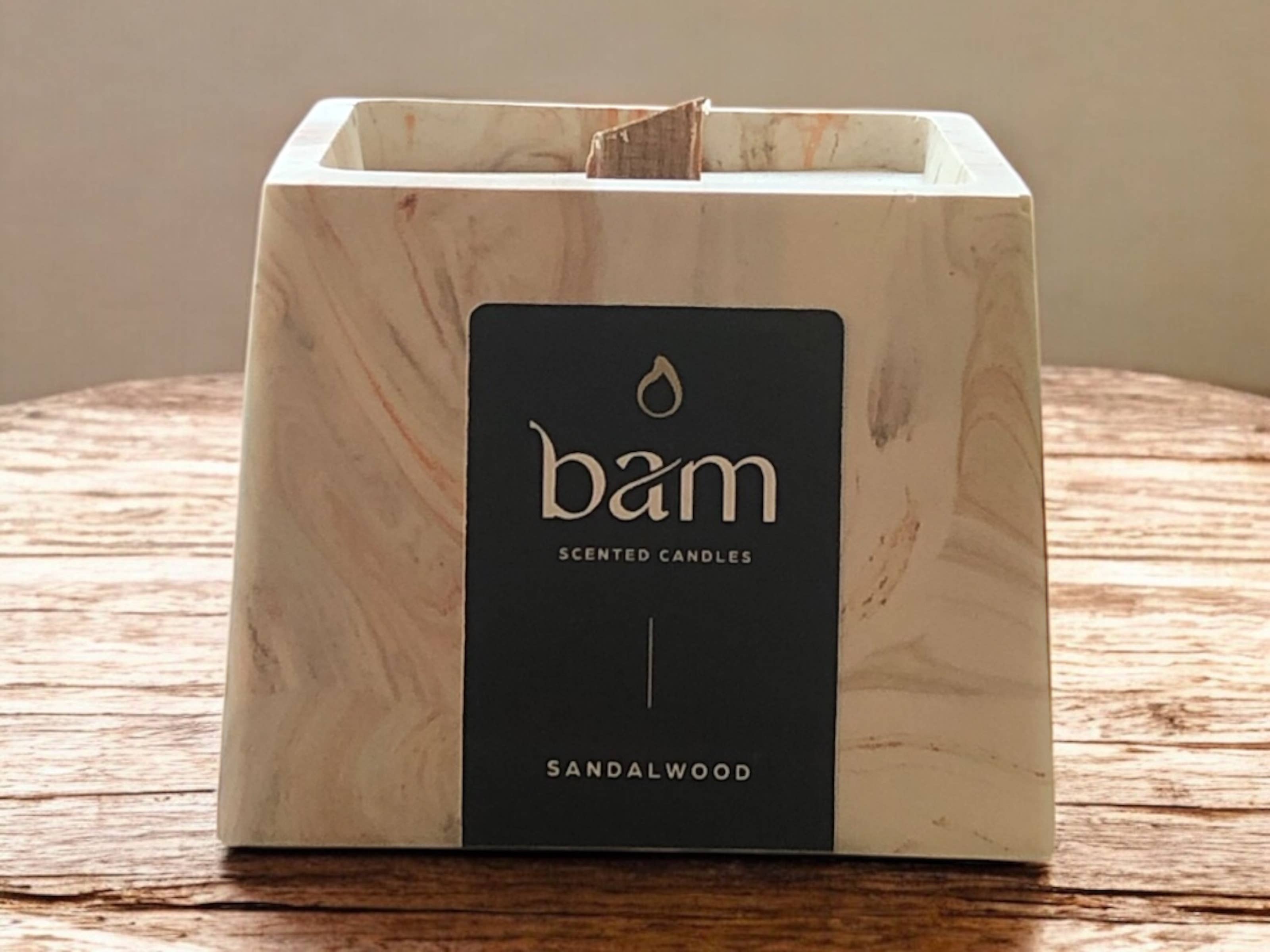 BAM - BOUGIE PARFUMÉE AU BOIS DE SANTAL - Collection SQUARE