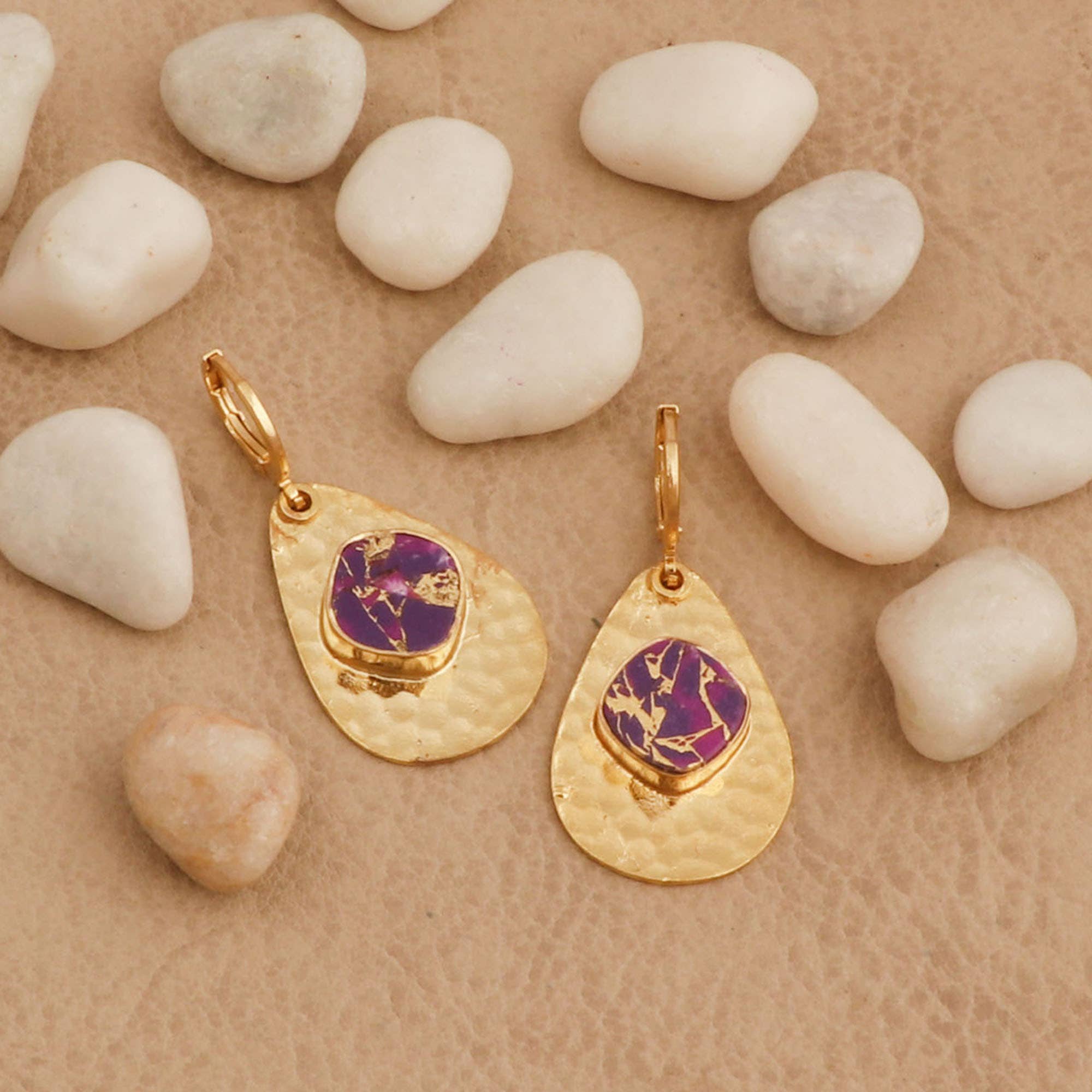 Boucles d'oreilles pendantes texturées plaquées or Mohave violettes faites à la main