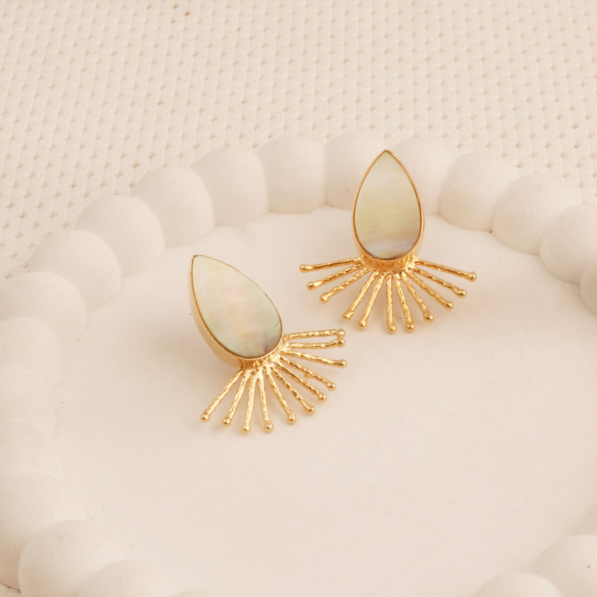 Boucles d'oreilles clous en nacre faite main avec motif soleil, plaquées or.