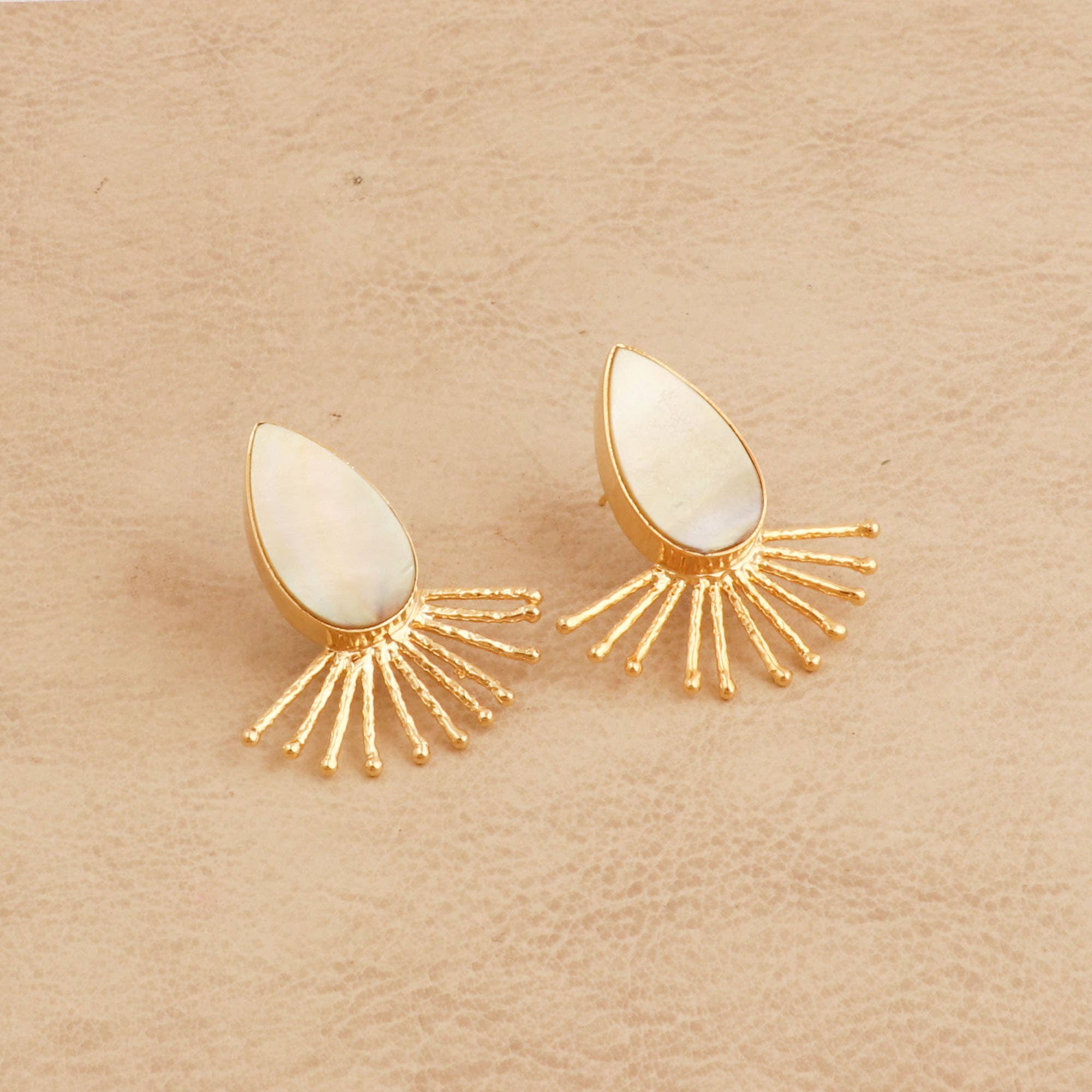 Boucles d'oreilles clous en nacre faite main avec motif soleil, plaquées or.