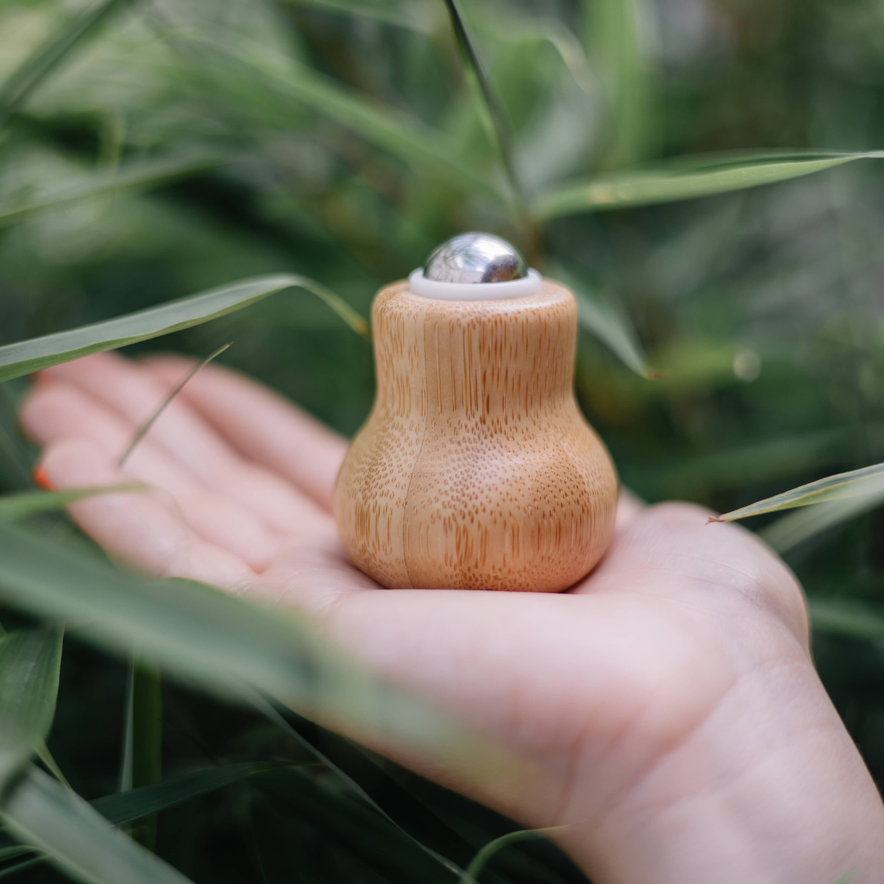 Rouleau de massage facial en bois avec boule en acier inoxydable migraine