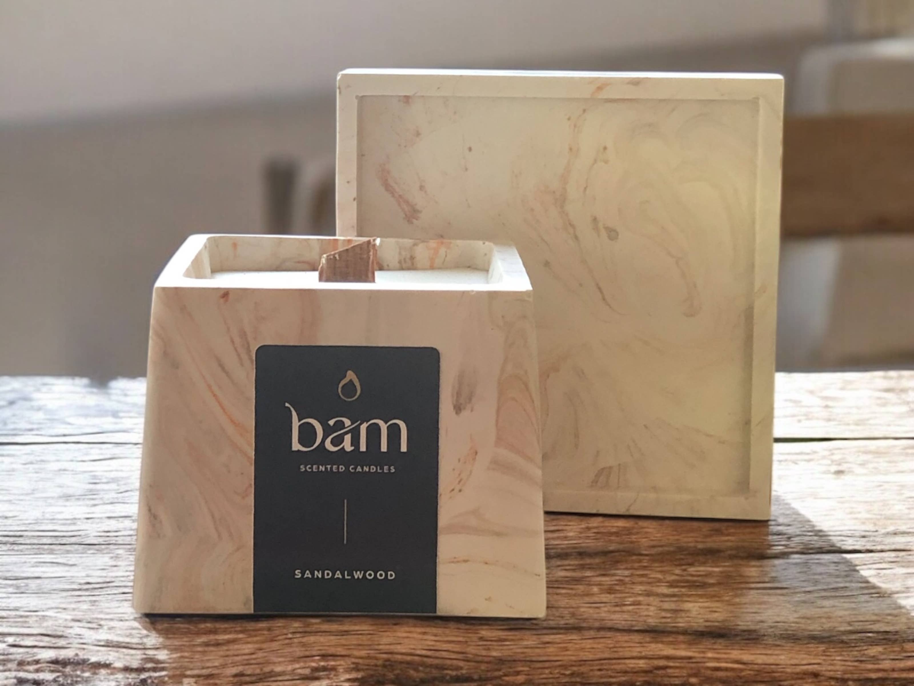 BAM - BOUGIE PARFUMÉE AU BOIS DE SANTAL - Collection SQUARE