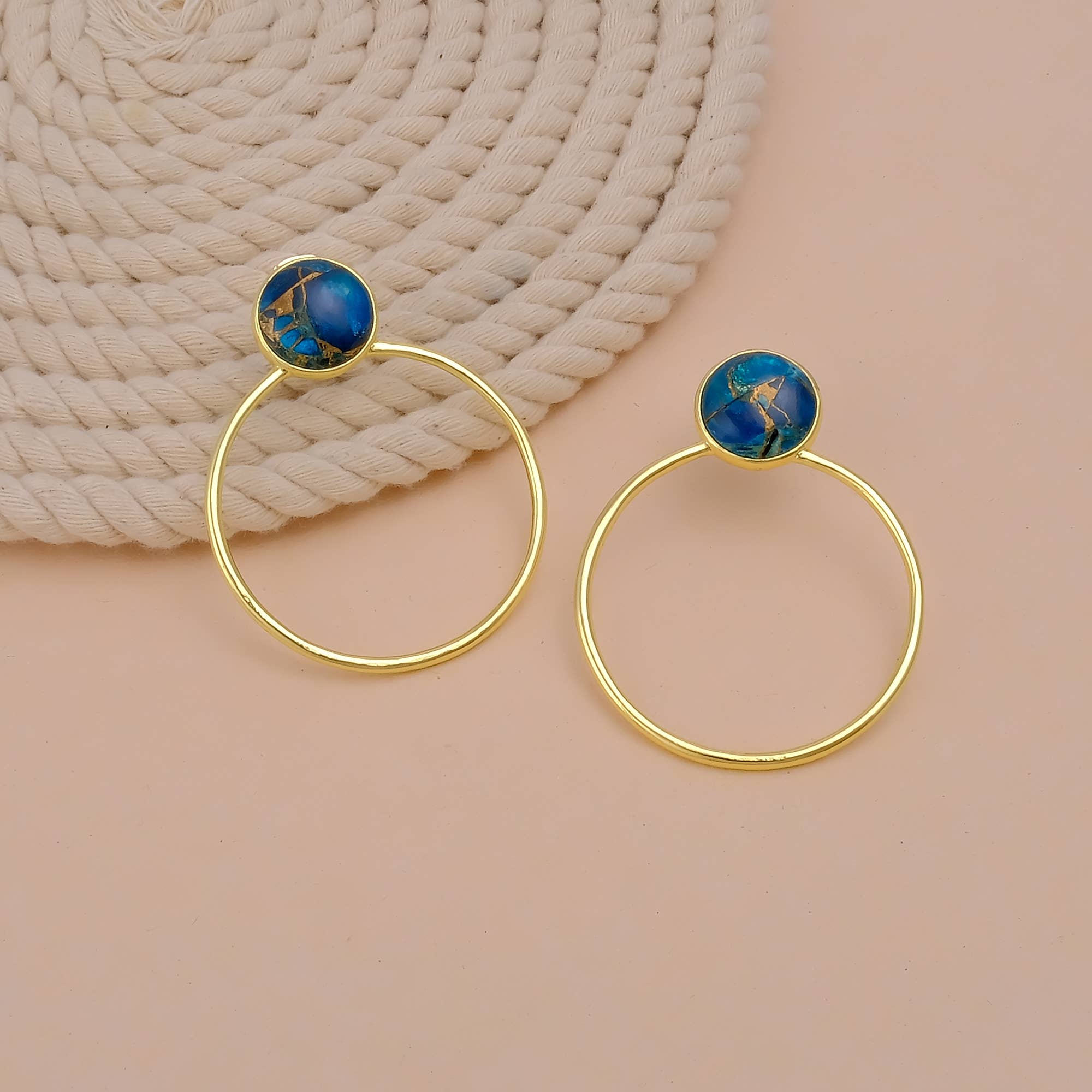 Boucle d'oreille créole plaquée or tendance en apatite et jade de Mohave