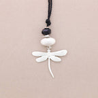 Collier à pendentif long en pierre métallique en forme de libellule: Bleu