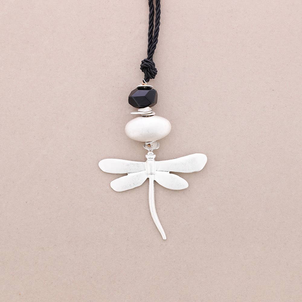 Collier à pendentif long en pierre métallique en forme de libellule: Rose