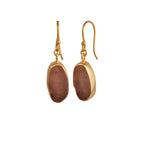 Boucles d'oreilles pendantes en quartz rose brut en laiton plaqué or