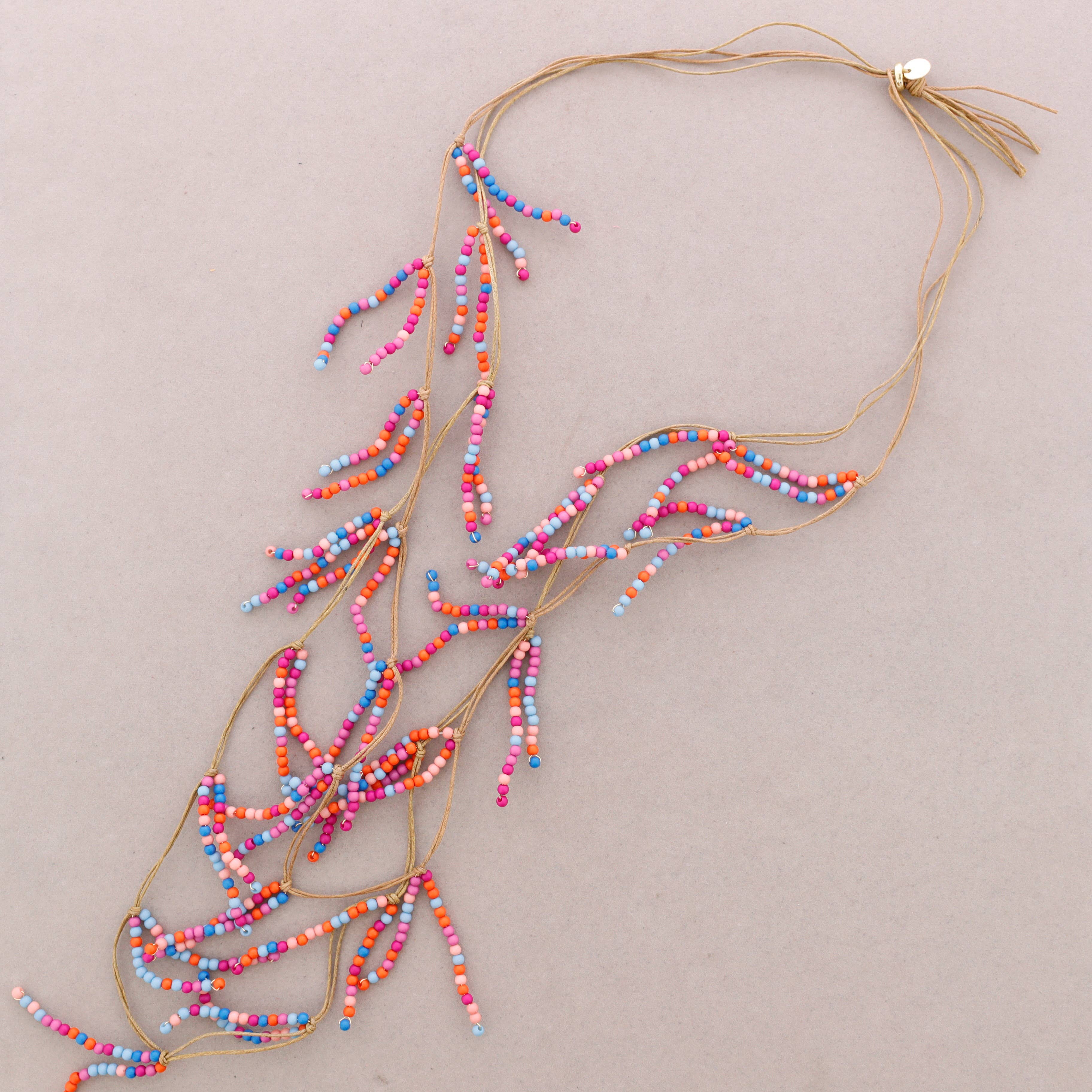 Long collier perlé en résine: Beige