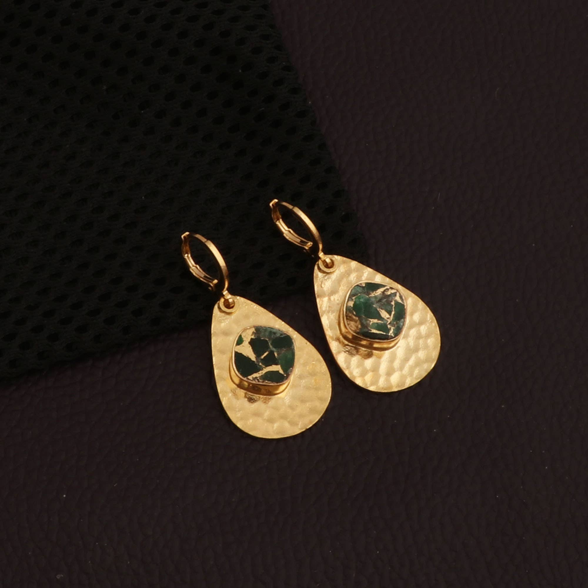 Boucles d'oreilles pendantes texturées martelées vert Mohave plaquées or