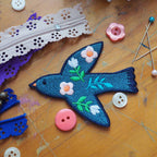 Patch brodé thermocollant motif Oiseau fleuri bleu