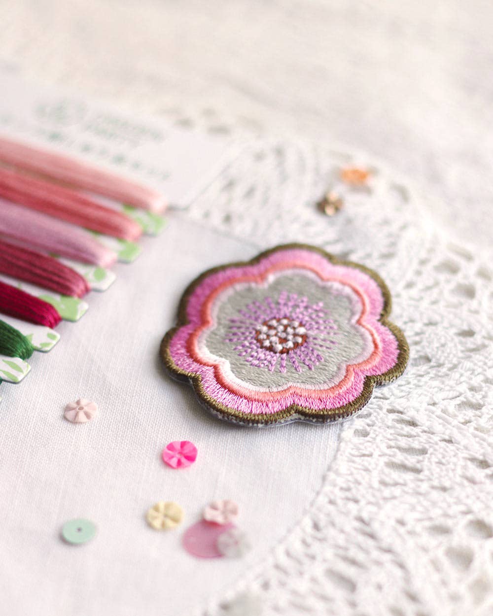 Patch brodé thermocollant motif Fleur Pop rose