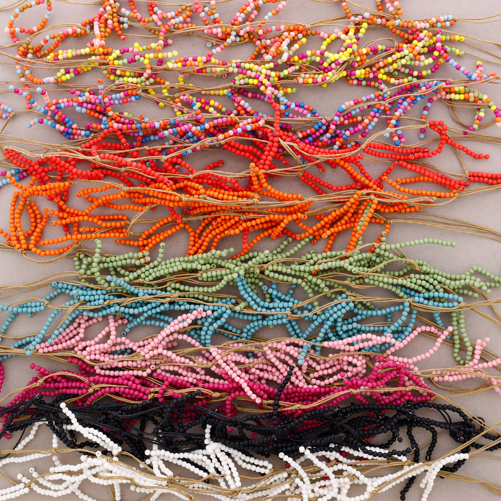 Long collier perlé en résine: Rouge