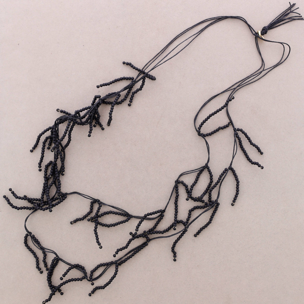 Long collier perlé en résine: Noir
