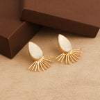 Boucles d'oreilles clous en nacre faite main avec motif soleil, plaquées or.