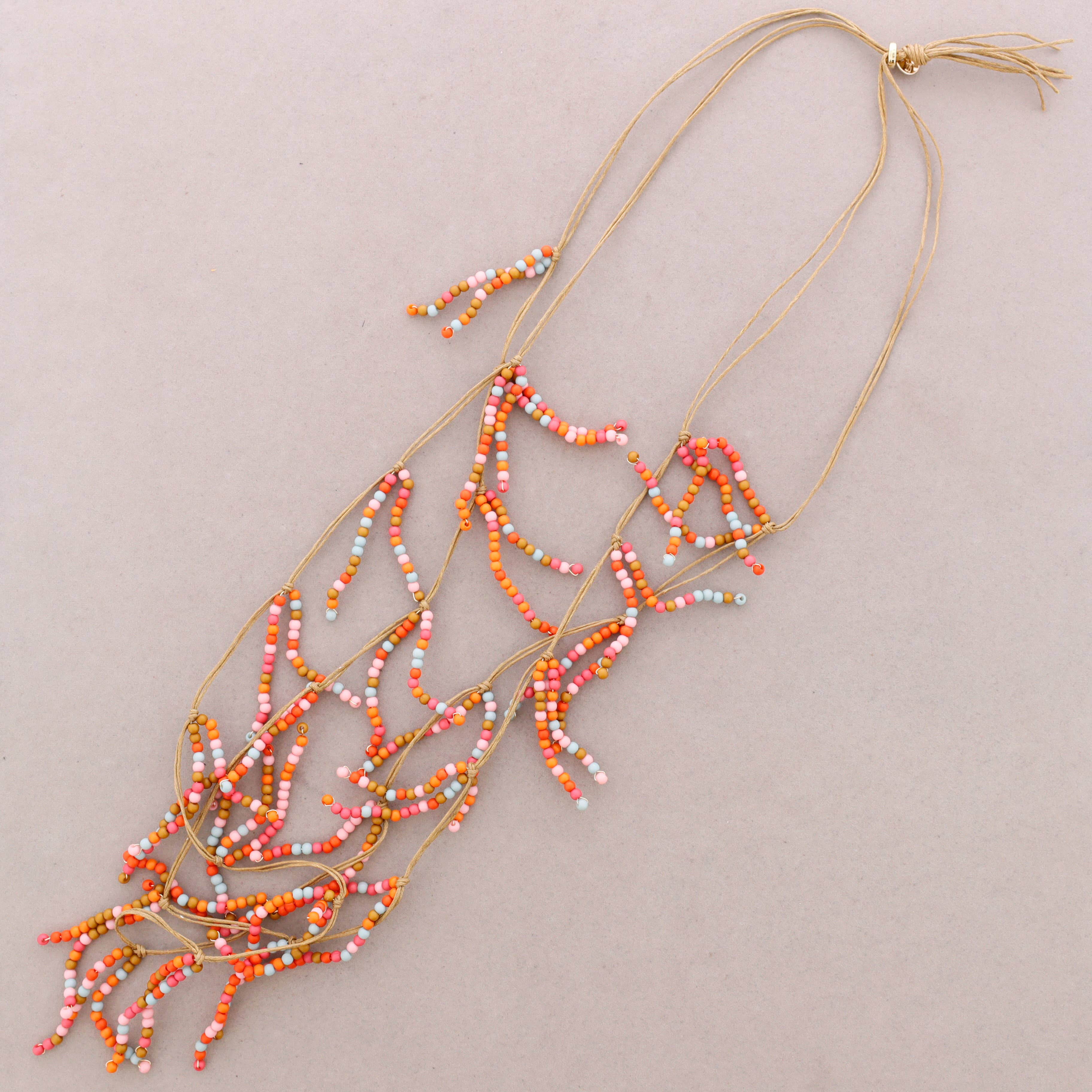 Long collier perlé en résine: Noir