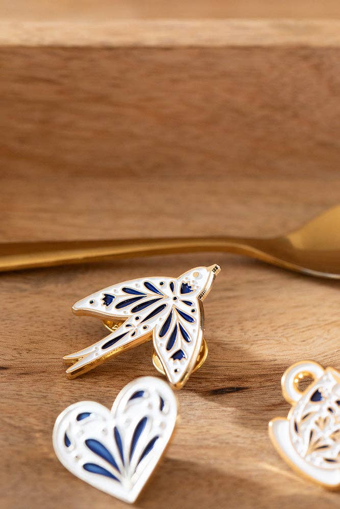Pins hirondelle avec placage or