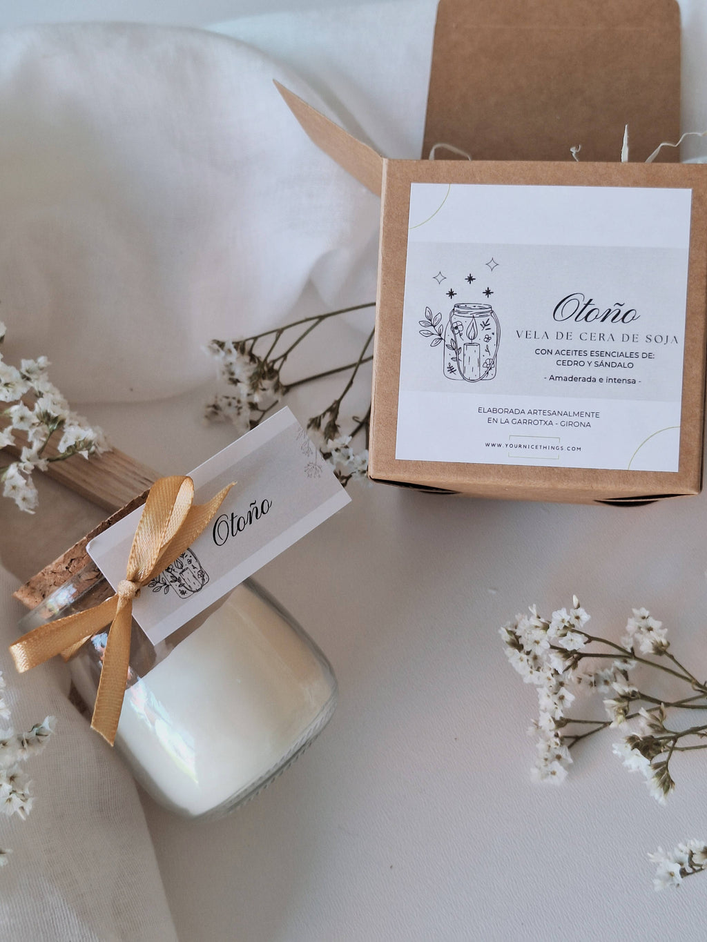 Bougie en cire de soja dans un bocal en verre Automne de cèdre et de santal: Français / Avec boîte