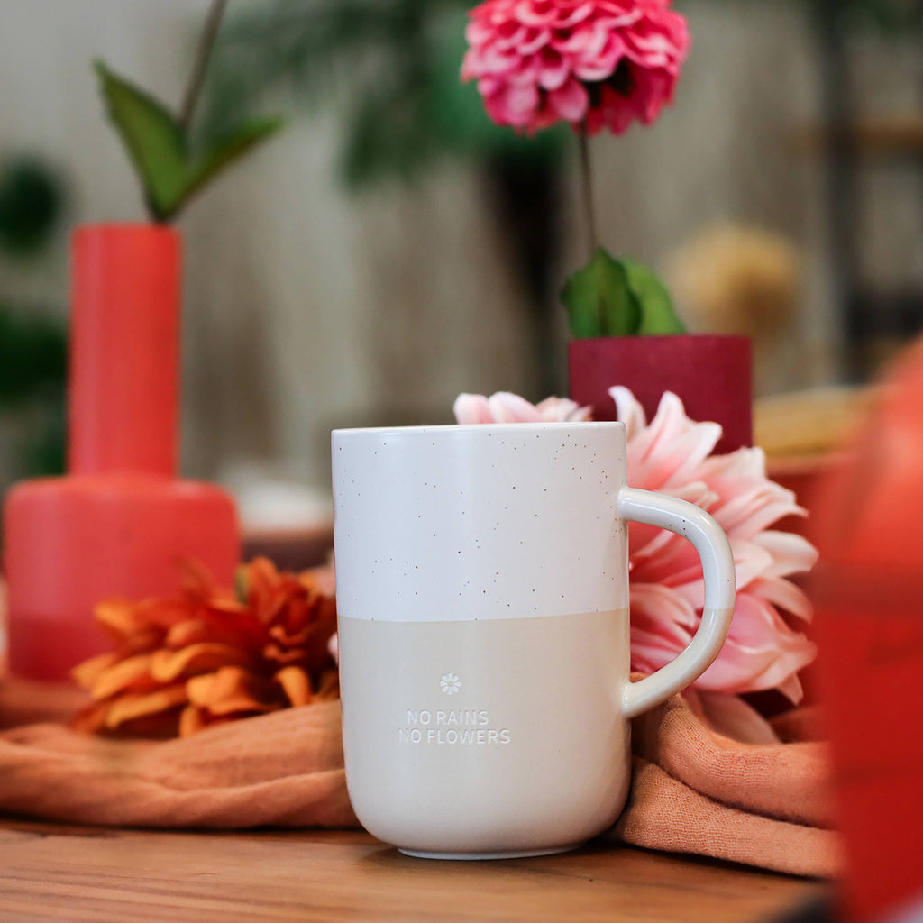 Mug à message 'no rains no flowers' 580ml en grès bicolore
