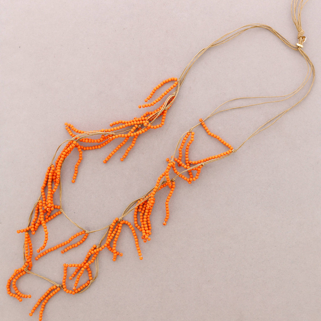 Long collier perlé en résine: Noir