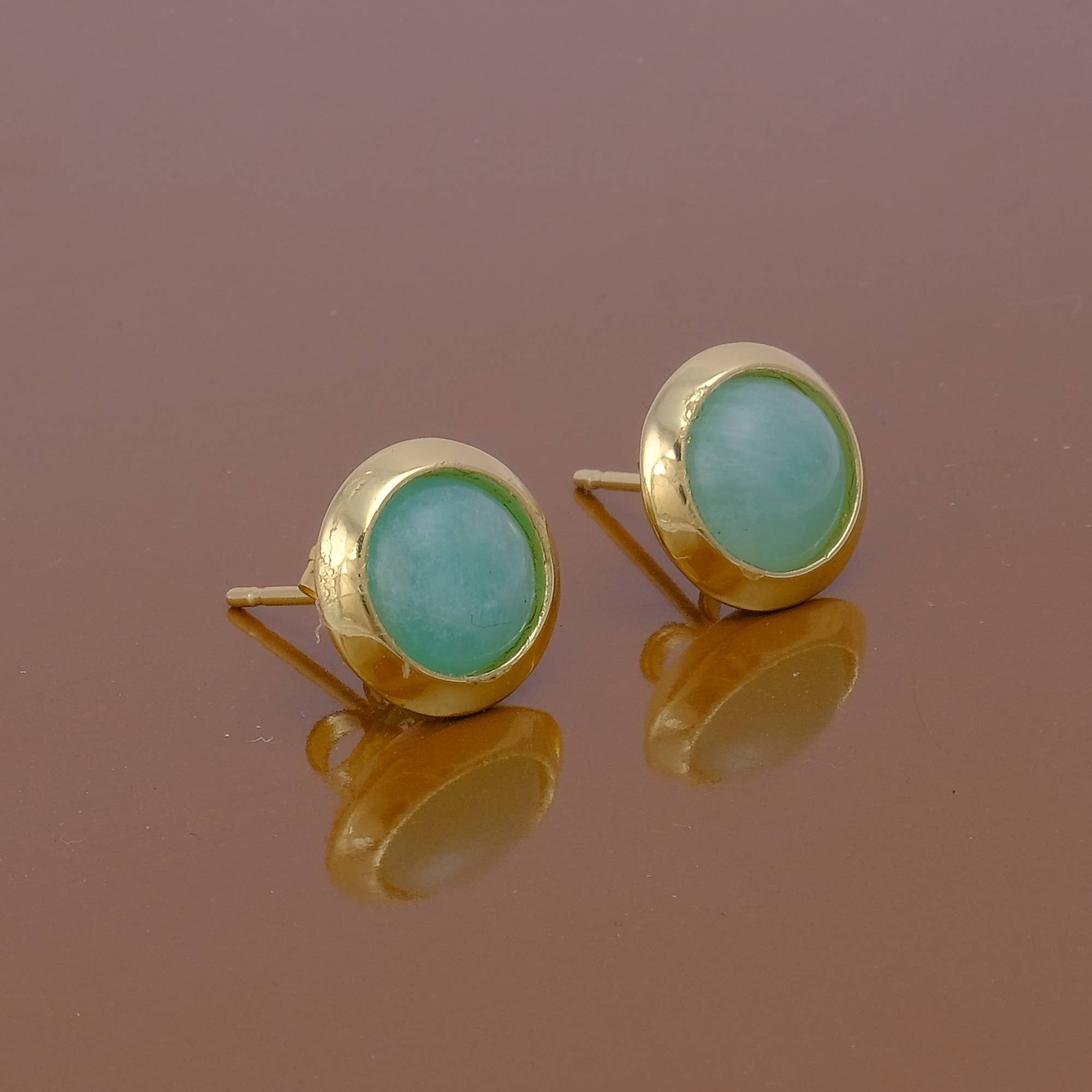 Boucles d'oreilles puces rondes en calcédoine aqua, pierre de naissance de mars.