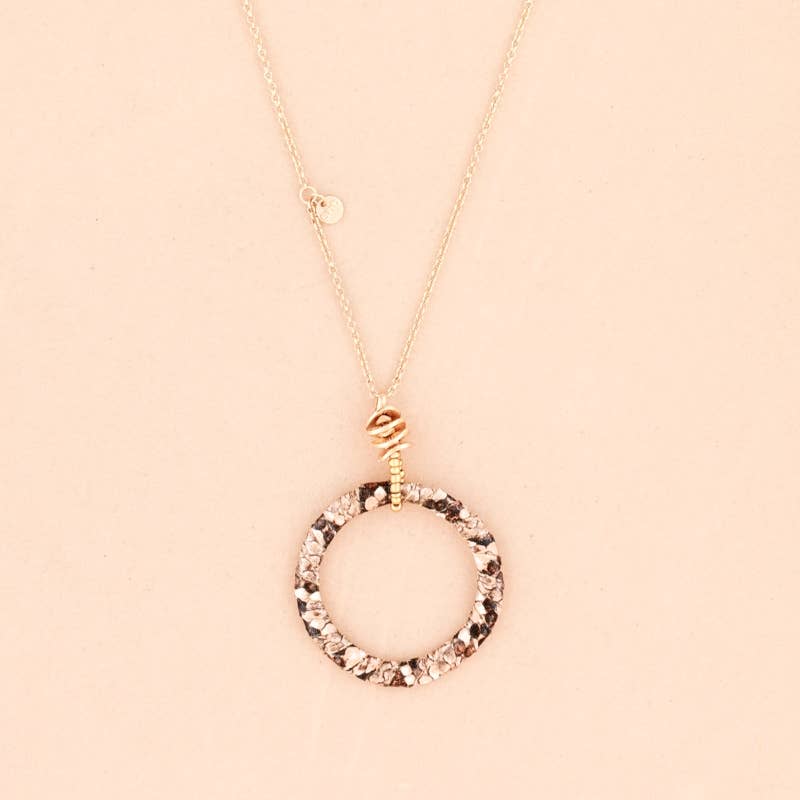 Collier long avec pendentif Piton Ring: Beige