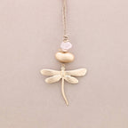 Collier à pendentif long en pierre métallique en forme de libellule: Rose
