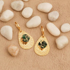 Boucles d'oreilles pendantes texturées martelées vert Mohave plaquées or