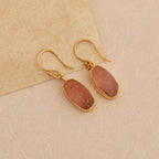 Boucles d'oreilles pendantes en quartz rose brut en laiton plaqué or