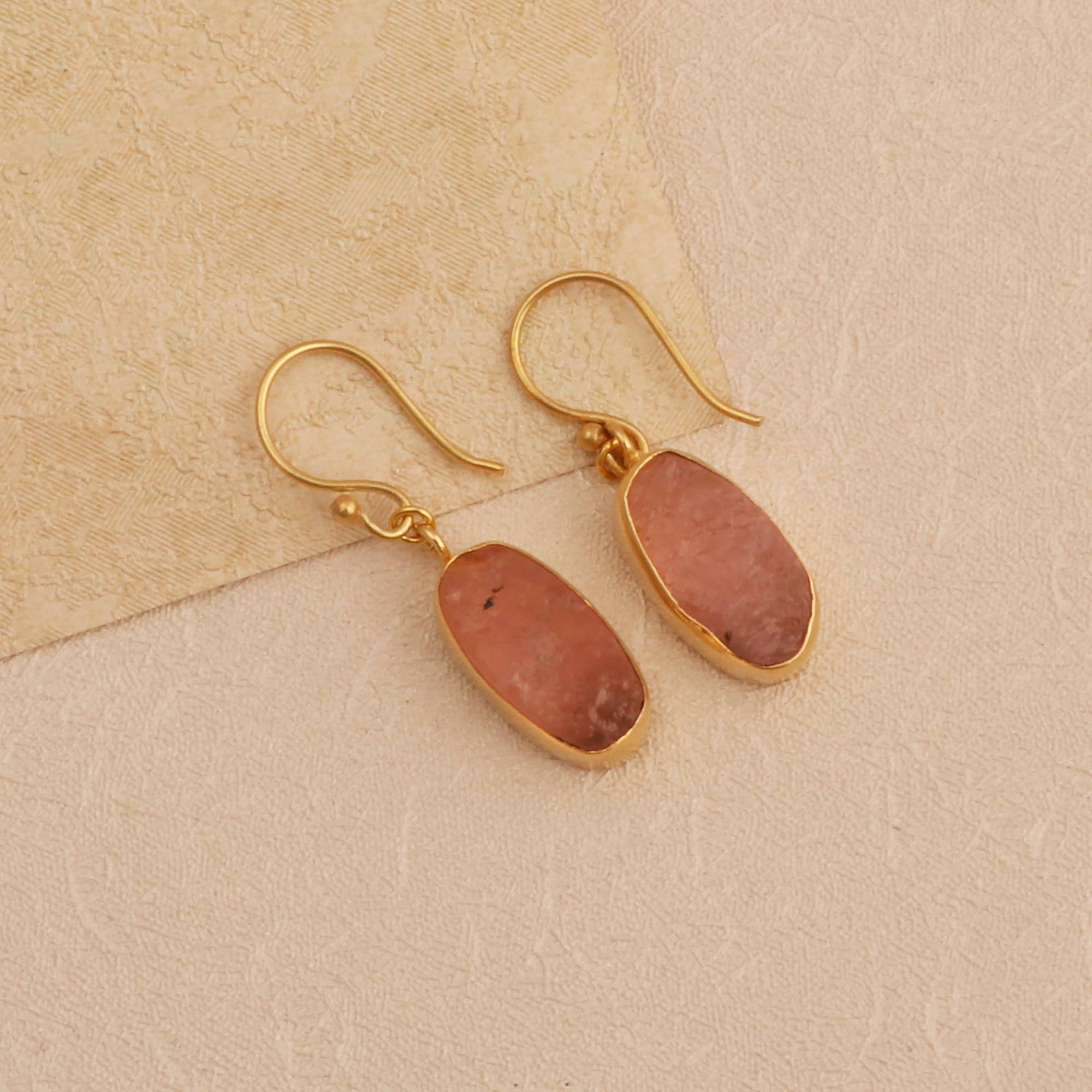 Boucles d'oreilles pendantes en quartz rose brut en laiton plaqué or