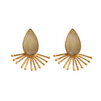 Boucles d'oreilles clous en nacre faite main avec motif soleil, plaquées or.