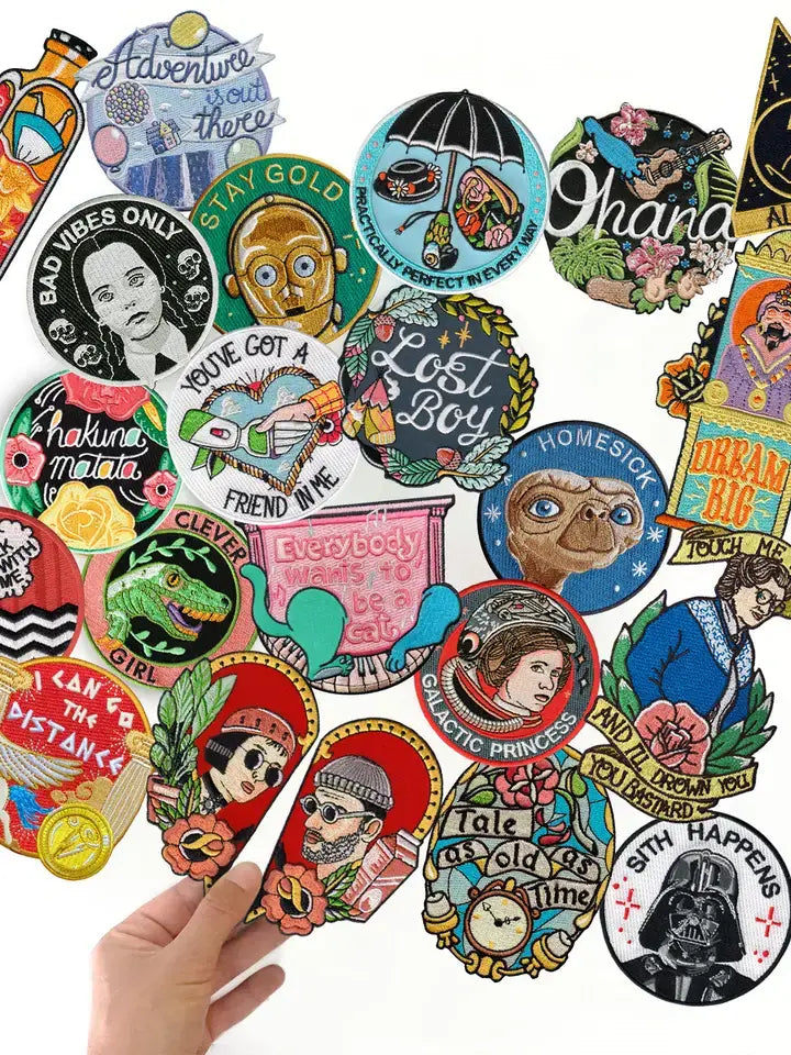 Patch Joyeux Non-Anniversaire Chapelier Fou par la barbuda