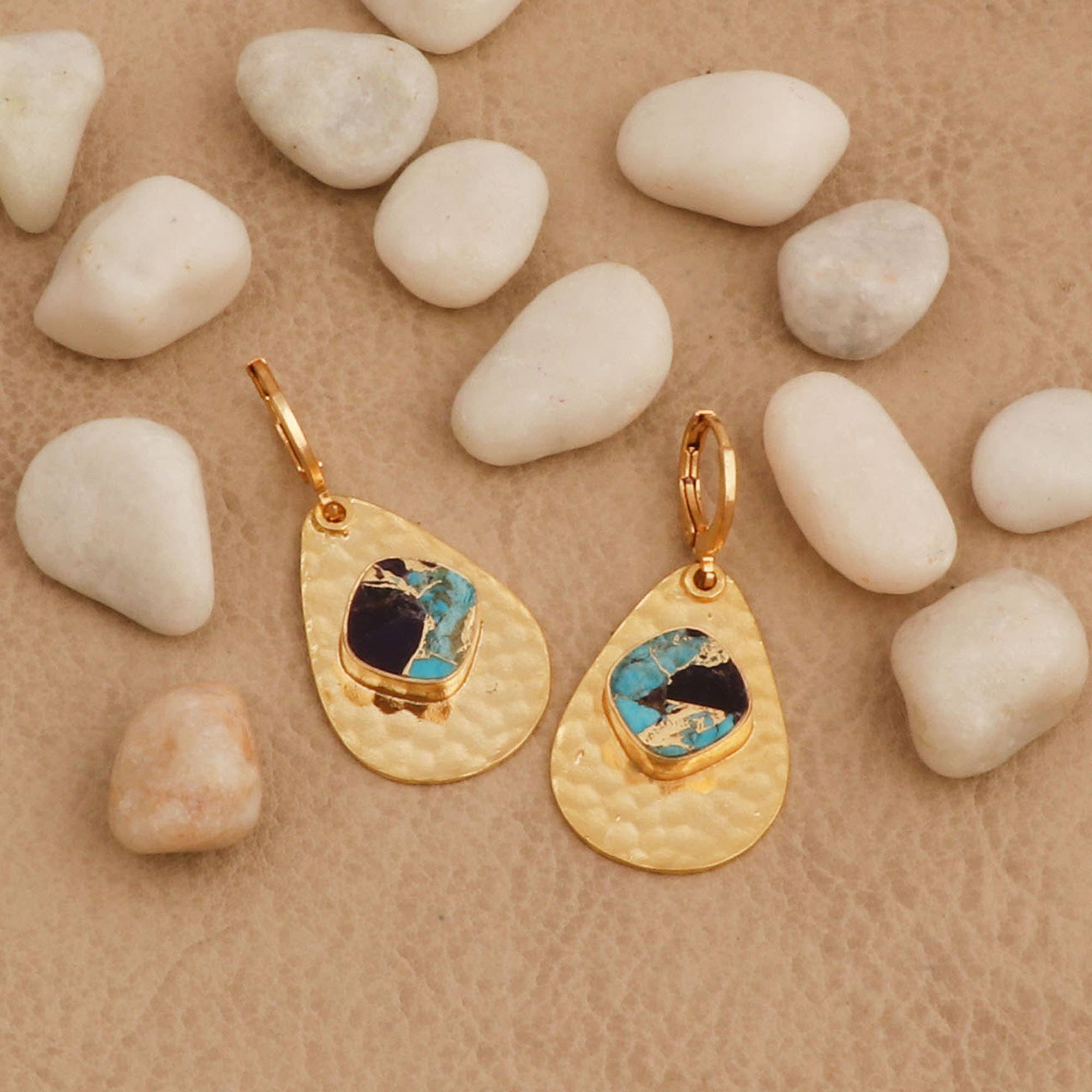 Boucles d'oreilles pendantes texturées martelées plaquées or Mohave Améthyste