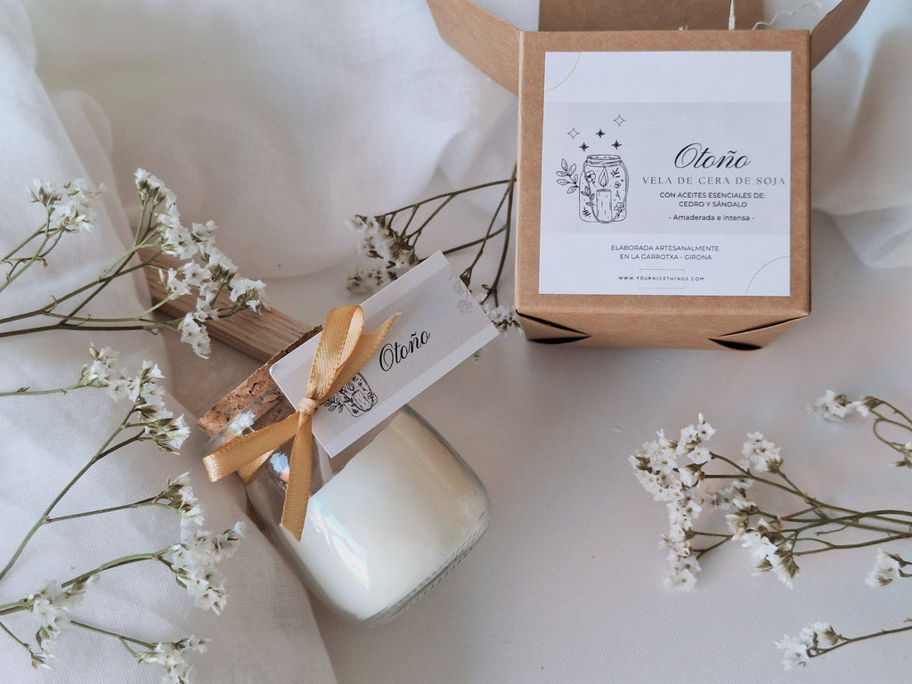 Bougie en cire de soja dans un bocal en verre Automne de cèdre et de santal: Français / Avec boîte