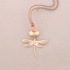 Collier à pendentif long en pierre métallique en forme de libellule: Rose