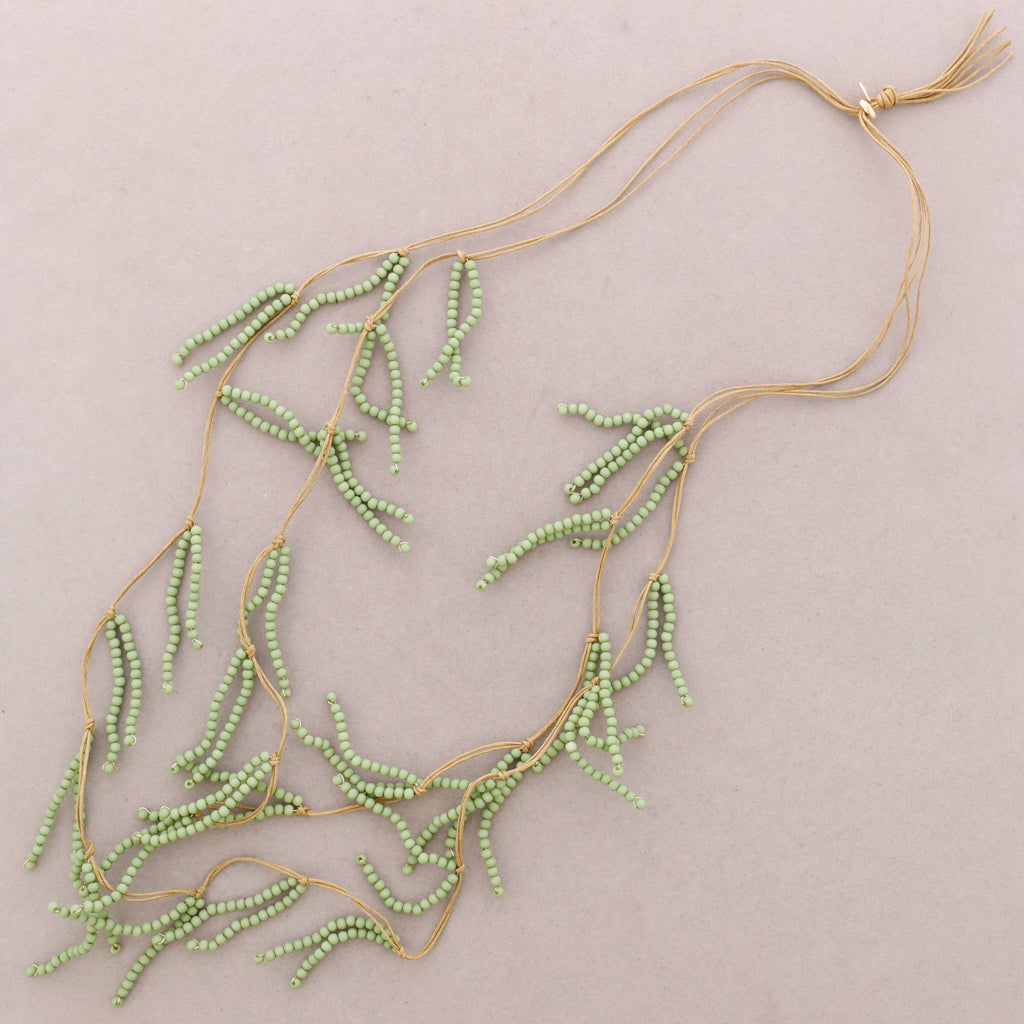 Long collier perlé en résine: Rouge