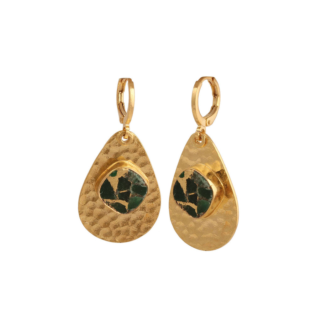 Boucles d'oreilles pendantes texturées martelées vert Mohave plaquées or