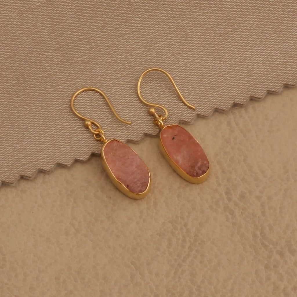 Boucles d'oreilles pendantes en quartz rose brut en laiton plaqué or