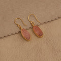 Boucles d'oreilles pendantes en quartz rose brut en laiton plaqué or