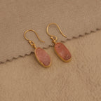 Boucles d'oreilles pendantes en quartz rose brut en laiton plaqué or