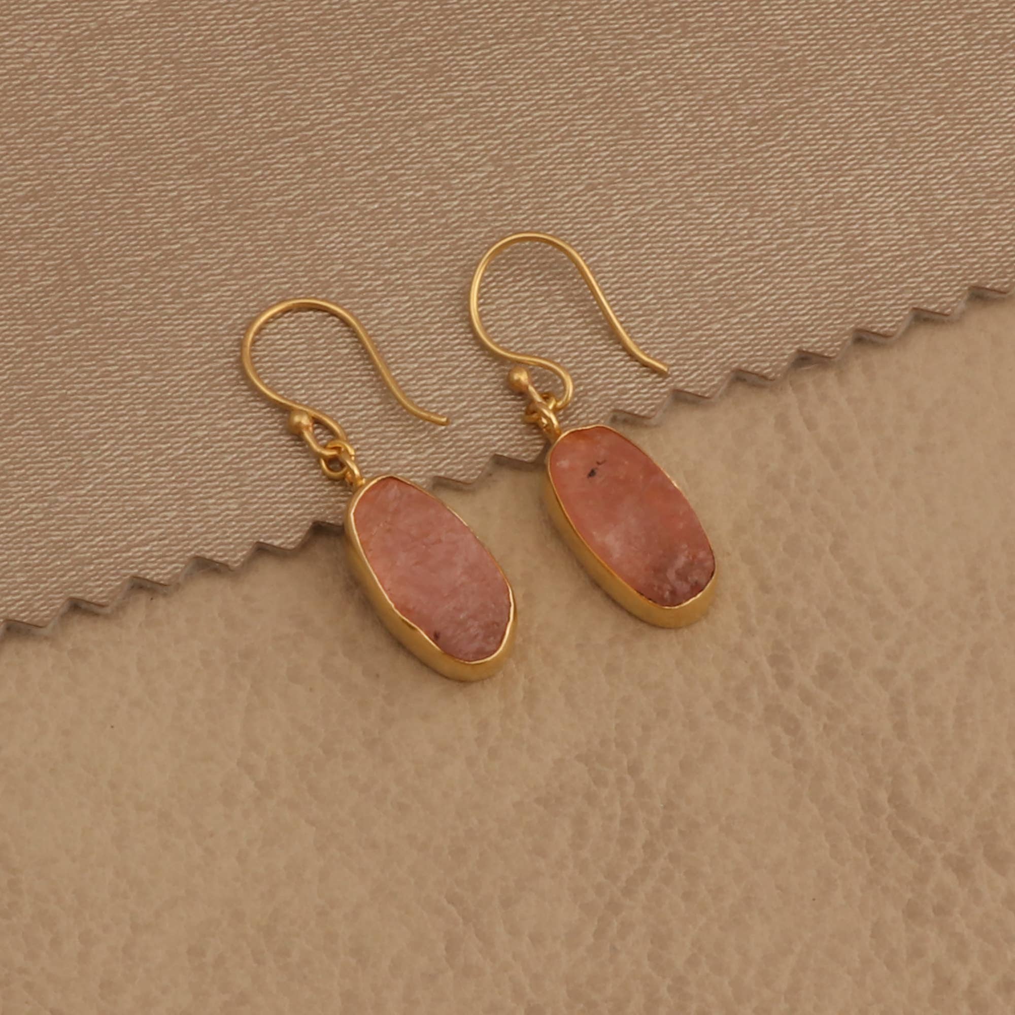 Boucles d'oreilles pendantes en quartz rose brut en laiton plaqué or