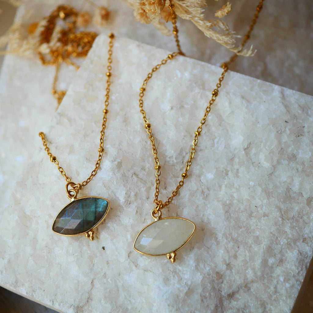 COLLIER MAHAKALI OEIL LABRADORIT OU PIERRE DE LUNE: Labradorite