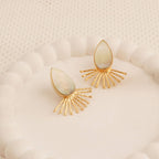 Boucles d'oreilles clous en nacre faite main avec motif soleil, plaquées or.