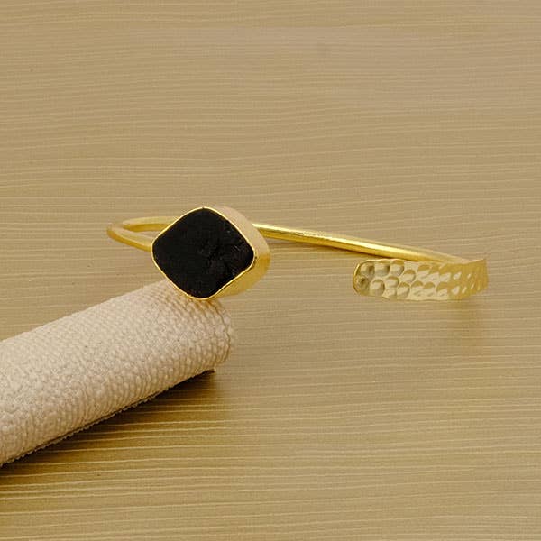 Bracelet ajustable en laiton plaqué or avec tourmaline noire brute