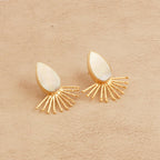 Boucles d'oreilles clous en nacre faite main avec motif soleil, plaquées or.